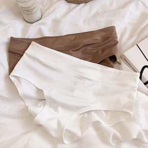 Deux culottes taille haute sans couture blanc et marron, tissu soyeux au fini doux