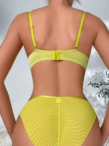 Vue arrière d'un ensemble de lingerie en mesh vert fluo montrant le dos du soutien-gorge