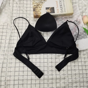 Détails du soutien-gorge noir sans armature avec coussinets amovibles et fines bretelles