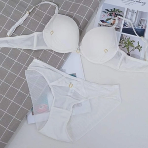 Détails de l'ensemble de lingerie en maille blanche avec boucles dorées et fond chic