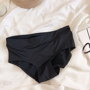 Culotte noire sans couture à taille haute à plat avec décor pour une ambiance maison