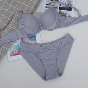 Détails de l'ensemble soutien-gorge push-up gris avec armature et culotte croisée