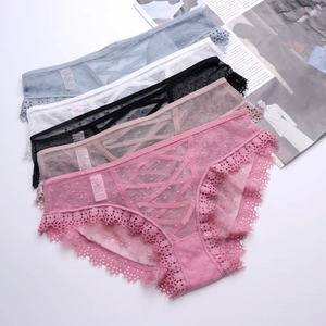 Dettaglio di slip in pizzo a rete con elastico incrociato in vari colori da donna