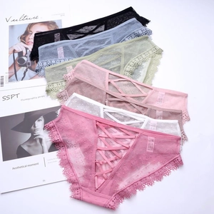 Dettaglio di slip in pizzo colorato con nastri incrociati decorativi sulla parte anteriore