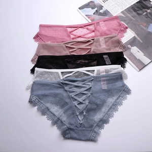 Set di mutandine in pizzo e mesh color pastello con cinturini traforati e pois fini