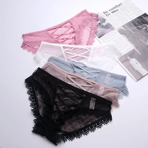 Slip in pizzo in quattro colori con trama a rete e sexy design con cinturini incrociati