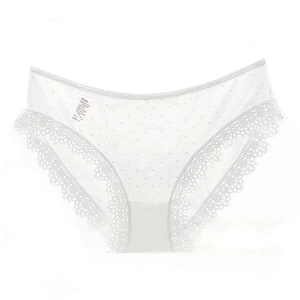 Dettaglio di slip in rete bianca con motivi a pois e bordi in pizzo ciglia raffinati