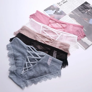 Set di cinque slip in pizzo con rete a pois e dettagli con lacci in vari colori