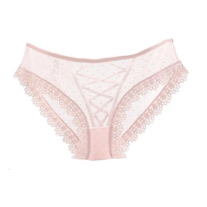 Dettaglio di slip in pizzo rosa con rete a pois e decorazione di nastri incrociati