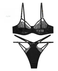 Dettaglio di un completo intimo sexy in pizzo nero con spalline in raso e decoro floreale