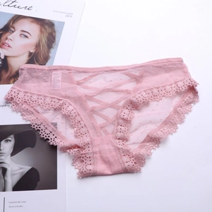 Dettaglio slip in pizzo rosa con spalline incrociate sul retro e bordi smerlati