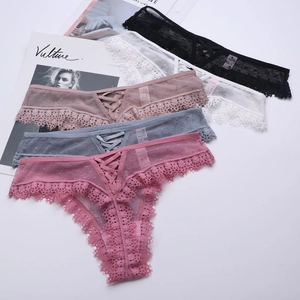 Détail de cinq culottes en dentelle aux couleurs pastel avec mesh transparent et rubans