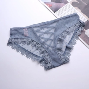 Dettaglio di slip in rete blu trasparente con nastri e pizzo floreale fine