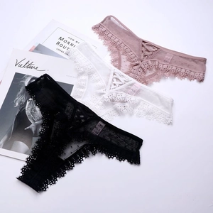 Détails de tangas en dentelle et mesh noir blanc rose avec lacets croisés à l'arrière