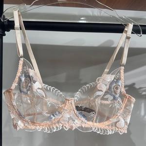 Détail de soutien-gorge en maille transparente avec broderie florale délicate