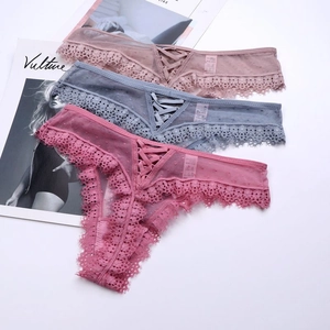 Lot de trois culottes en dentelle avec mesh transparent, pois et détails de liens noués