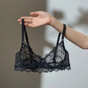 Détail d'un soutien-gorge en dentelle florale noire avec maille transparente et bords en dentelle