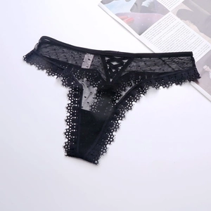 Détails d'un string en dentelle noire avec pois et liens croisés sexy et élégants