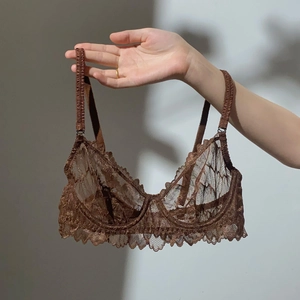 Détail du soutien-gorge en dentelle marron foncé avec armatures et bords festonnés