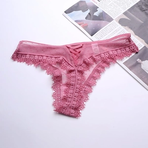 Détail de culotte en dentelle rose avec empiècement en résille et laçage décoratif
