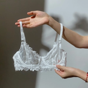 Détail d'un soutien-gorge en dentelle florale blanche avec armatures et bords festonnés