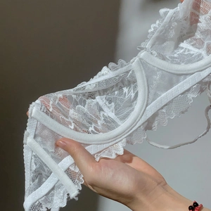 Gros plan de la broderie en dentelle blanche avec armature sur un soutien-gorge