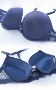 Detailansicht des Spitzen-BHs in Marineblau mit Frontverschluss und Push-up-Cup-Struktur