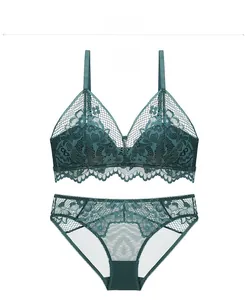 Détails de l'ensemble de lingerie en dentelle vert foncé avec motifs floraux et bords festonnés