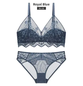 Ensemble lingerie en dentelle bleu roi avec bonnets triangle et culotte en mesh fin