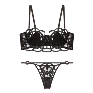 Détail d'un ensemble de lingerie en dentelle noire avec broderie et tulle fin