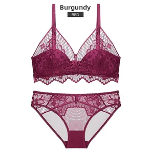 Détail macro de l'ensemble lingerie en dentelle bordeaux avec soutien-gorge sans armature