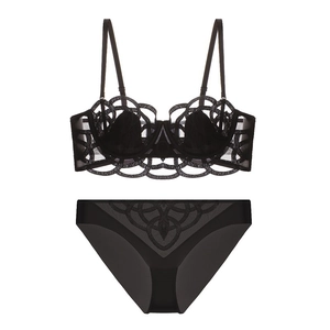 Détails d'un ensemble de lingerie en dentelle noire française aux motifs géométriques