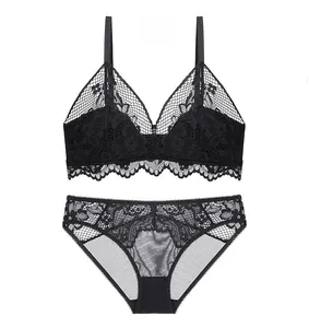 Détails de l'ensemble lingerie en dentelle noire avec soutien-gorge triangle et culotte
