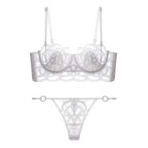 Détails d'un ensemble lingerie en maille argentée avec broderies et anneaux métalliques