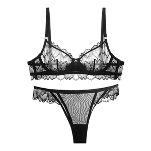 Ensemble de lingerie en dentelle noire avec soutien-gorge transparent et string assorti