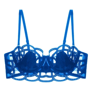 Gros plan sur le soutien-gorge en dentelle bleu vif avec motifs floraux et fines bretelles