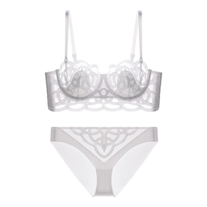 Détail d'un ensemble de lingerie en dentelle argentée avec broderies et satin