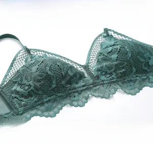 Détail macro d'un soutien-gorge en dentelle vert foncé avec motif floral et bords ondulés