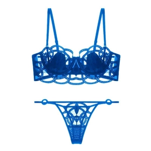 Détail du soutien-gorge en dentelle bleue avec broderie florale et bretelles
