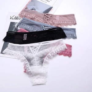 Lot de strings en dentelle avec mesh transparent et laçage croisé en noir, blanc, rose et gris