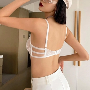 Detail eines weißen Spitzen-BH-Sets mit Multi-Riemen-Design am Rücken und Netzmaterial