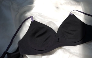 Détail d'un soutien-gorge noir sans couture sans armature avec bretelles violettes