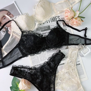 Ensemble soutien-gorge et culotte en dentelle avec broderie florale en coloris noir et beige