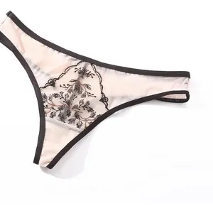 Nahaufnahme eines transparenten Spitzenstrings mit kontrastreicher Blumenstickerei