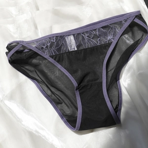 Détails de maille noire et dentelle violette sur cette lingerie fine française