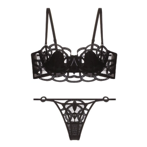 Ensemble de lingerie française en dentelle noire avec motifs géométriques élégants