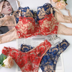 Ensemble de lingerie en dentelle florale française en rouge vif et bleu foncé chic
