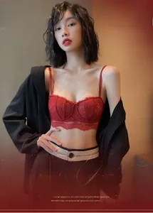 Détail du soutien-gorge minimiseur en dentelle rouge avec fines bretelles élégantes