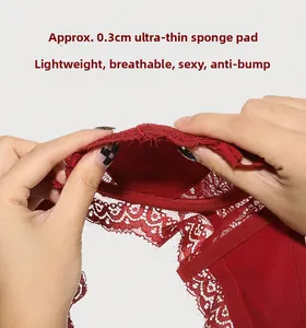 Détail du bonnet en dentelle rouge respirante ultra-mince de 0,3 cm avec maille délicate