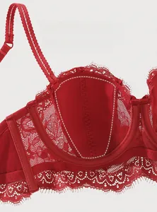 Détail macro de la dentelle rouge et structure interne des bonnets en forme de lapin